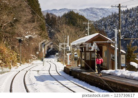 冬天離開車站的女人 123730617