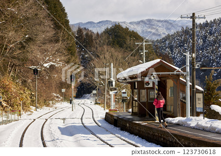 冬天離開車站的女人 123730618