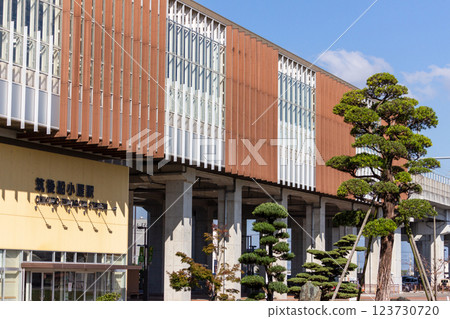Elevated railway station and station entrance [Kyushu Shinkansen Chikugo-Funagoya Station] 123730720