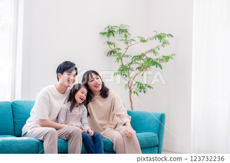 家人在客廳一起看電視 123732236