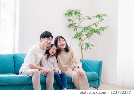 家人在客廳一起看電視 123732237