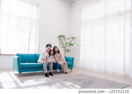 家人在客廳一起看電視 123732238