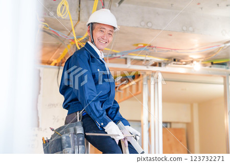 一位男木匠在房子上工作 123732271