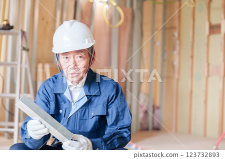 一名男工匠在建築工地檢查輕鋼樑 123732893