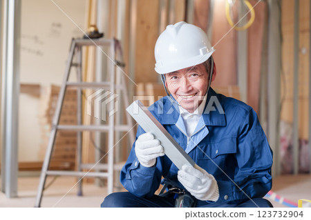 一名男工匠在建築工地檢查輕鋼樑 一名男工匠在建築工地檢查輕鋼樑 123732904