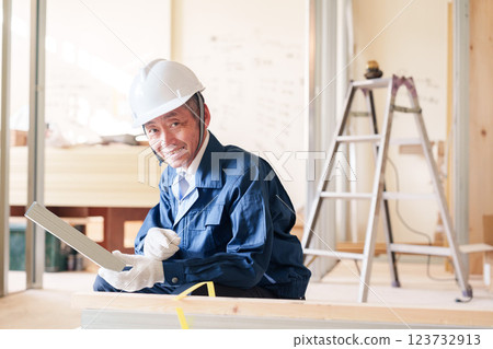 一名男工匠在建築工地檢查輕鋼樑 一名男工匠在建築工地檢查輕鋼樑 123732913