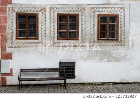 Three windows and a bench, Cesky Krumlov, Czechia Three windows and a bench, Cesky Krumlov, Czechia 123732927