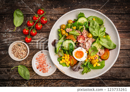 Tuna salad with tomatoes , olives , eggs and onion . 123733261