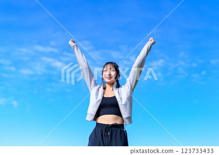 一個很酷的女人一邊走路一邊向藍天揮舞拳頭 鍛煉 修剪 一個很酷的女人一邊走路一邊向藍天揮舞拳頭 鍛煉 修剪 123733433