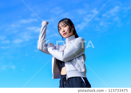 一個很酷的女人一邊走路一邊向藍天揮舞拳頭 鍛煉 修剪 123733475