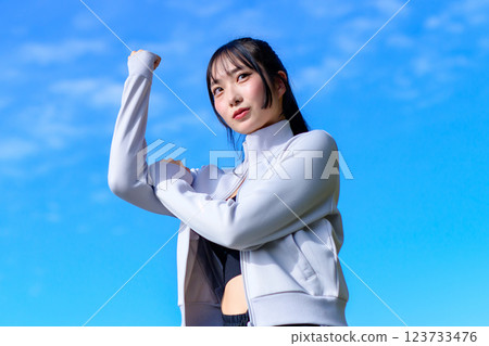 一個很酷的女人一邊走路一邊向藍天揮舞拳頭 鍛煉 修剪 一個很酷的女人一邊走路一邊向藍天揮舞拳頭 鍛煉 修剪 123733476