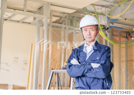 在公寓裝修工地工作的男木匠 在公寓裝修工地工作的男木匠 123733485