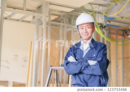 在公寓裝修工地工作的男木匠 在公寓裝修工地工作的男木匠 123733486