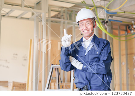 在公寓裝修工地工作的男木匠 在公寓裝修工地工作的男木匠 123733487