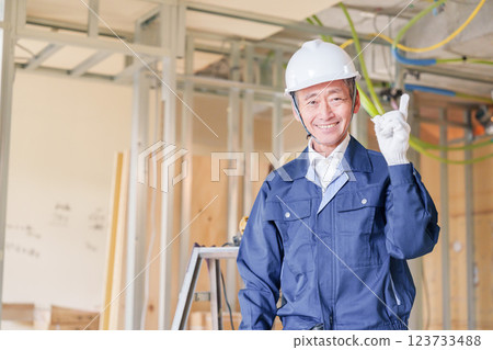 在公寓裝修工地工作的男木匠 123733488