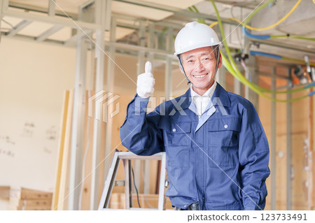 在公寓裝修工地工作的男木匠 在公寓裝修工地工作的男木匠 123733491