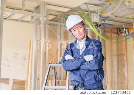 在公寓裝修工地工作的男木匠 123733492