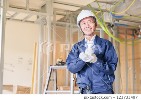 在公寓裝修工地工作的男木匠 123733497