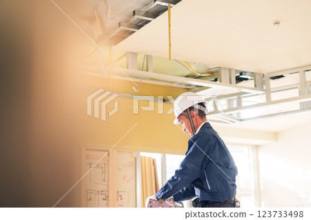 Male carpenter working at an apartment renovation site 123733498