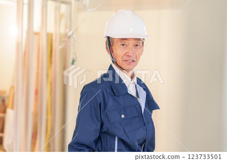 在公寓裝修工地工作的男木匠 123733501