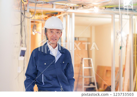 Male carpenter working at an apartment renovation site Male carpenter working at an apartment renovation site 123733503
