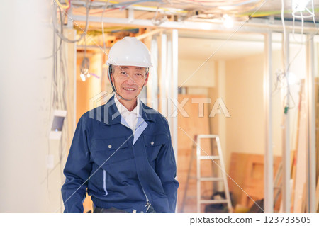 在公寓裝修工地工作的男木匠 在公寓裝修工地工作的男木匠 123733505