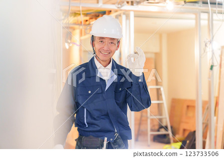 Male carpenter working at an apartment renovation site 123733506