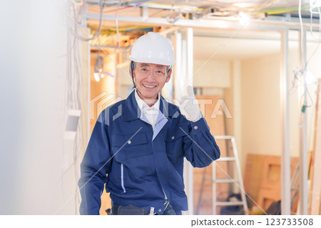 Male carpenter working at an apartment renovation site Male carpenter working at an apartment renovation site 123733508