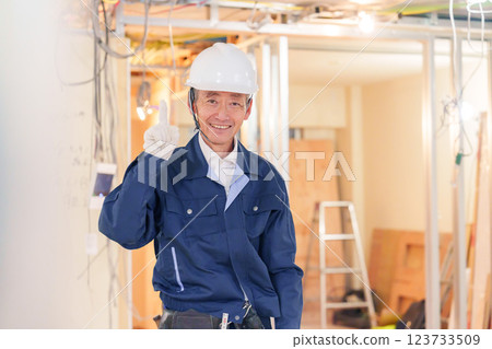 Male carpenter working at an apartment renovation site 123733509