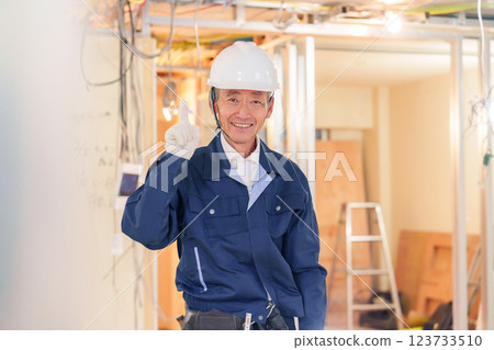 在公寓裝修工地工作的男木匠 在公寓裝修工地工作的男木匠 123733510