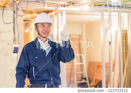 Male carpenter working at an apartment renovation site 123733512