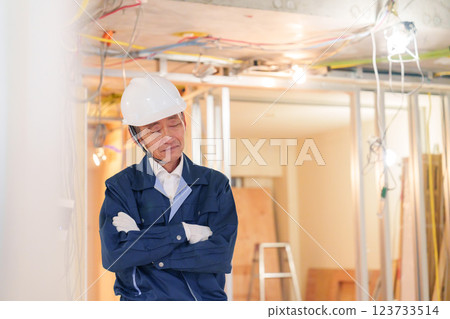 Male carpenter working at an apartment renovation site Male carpenter working at an apartment renovation site 123733514