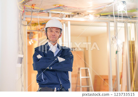 Male carpenter working at an apartment renovation site 123733515