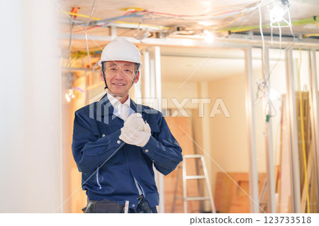 Male carpenter working at an apartment renovation site 123733518