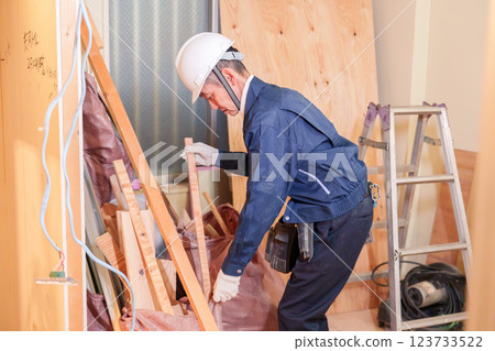 Male carpenter working at an apartment renovation site Male carpenter working at an apartment renovation site 123733522