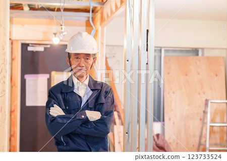 Male carpenter working at an apartment renovation site Male carpenter working at an apartment renovation site 123733524