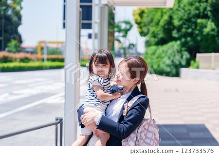 一位上班族母親在上班前送孩子去托兒所 123733576