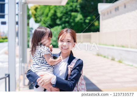 一位上班族母親在上班前送孩子去托兒所 一位上班族母親在上班前送孩子去托兒所 123733577