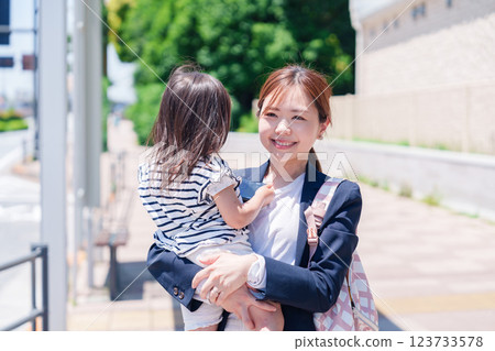 一位上班族母親在上班前送孩子去托兒所 123733578