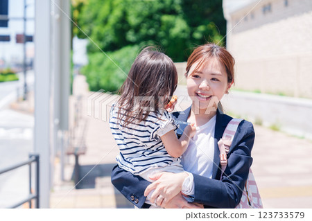 一位上班族母親在上班前送孩子去托兒所 一位上班族母親在上班前送孩子去托兒所 123733579