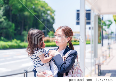 一位上班族母親在上班前送孩子去托兒所 123733580