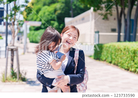 A working mother taking her child to nursery school before work 123733590