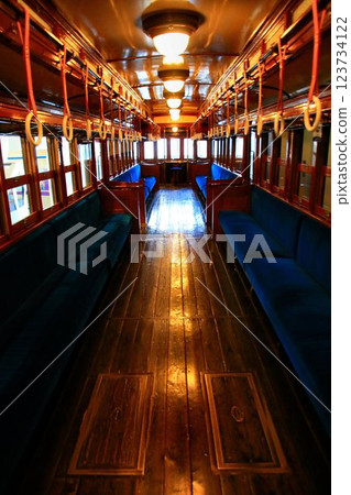 Born in the Taisho era!! A 16m-class wooden double-roofed train with a wooden floor inside 123734122