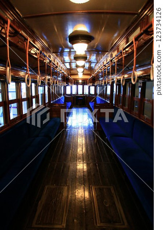 Born in the Taisho era!! A 16m-class wooden double-roofed train with a wooden floor inside 123734126