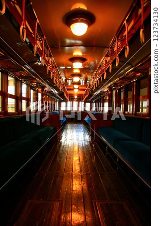 Born in the Taisho era!! A 16m-class wooden double-roofed train with a wooden floor inside 123734130