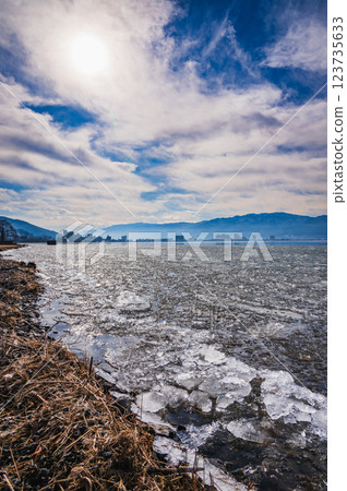 冰塊衝上湖岸 [諏訪湖] 123735633