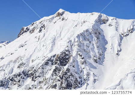Spectacular view from the Tenjin Ridge of Mt. Tanigawa in winter (snowy mountain climbing) 123735774