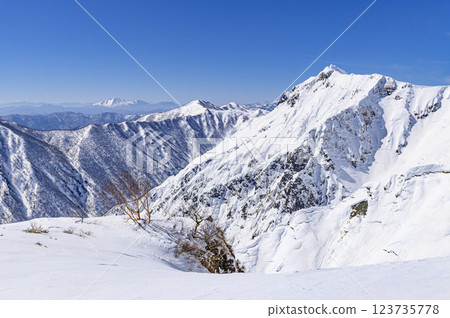 Spectacular view from the Tenjin Ridge of Mt. Tanigawa in winter (snowy mountain climbing) 123735778
