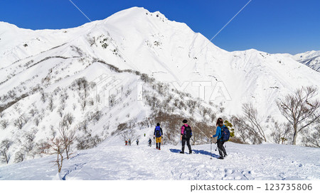 (Snowy mountain climbing/winter scenery) A spectacular view of Mt. Tanigawa from Tenjin Ridge 123735806