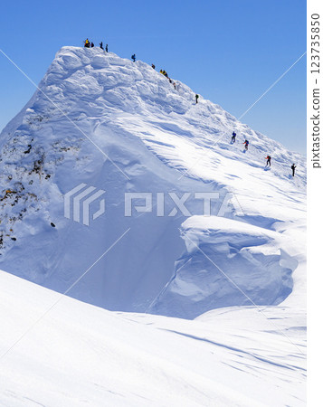 在嚴冬中攀登谷川山和苫見山的人們 在嚴冬中攀登谷川山和苫見山的人們 123735850